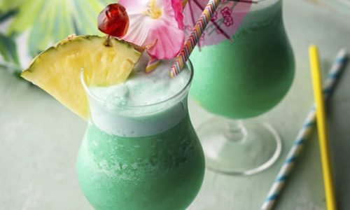C贸ctel blue hawaii f谩cil de preparar